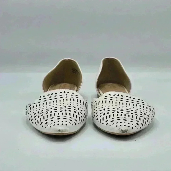 Isaac Mizrahi Pointed Toe White Perforated Flats, Size 7.5 - Picture 2 of 10
